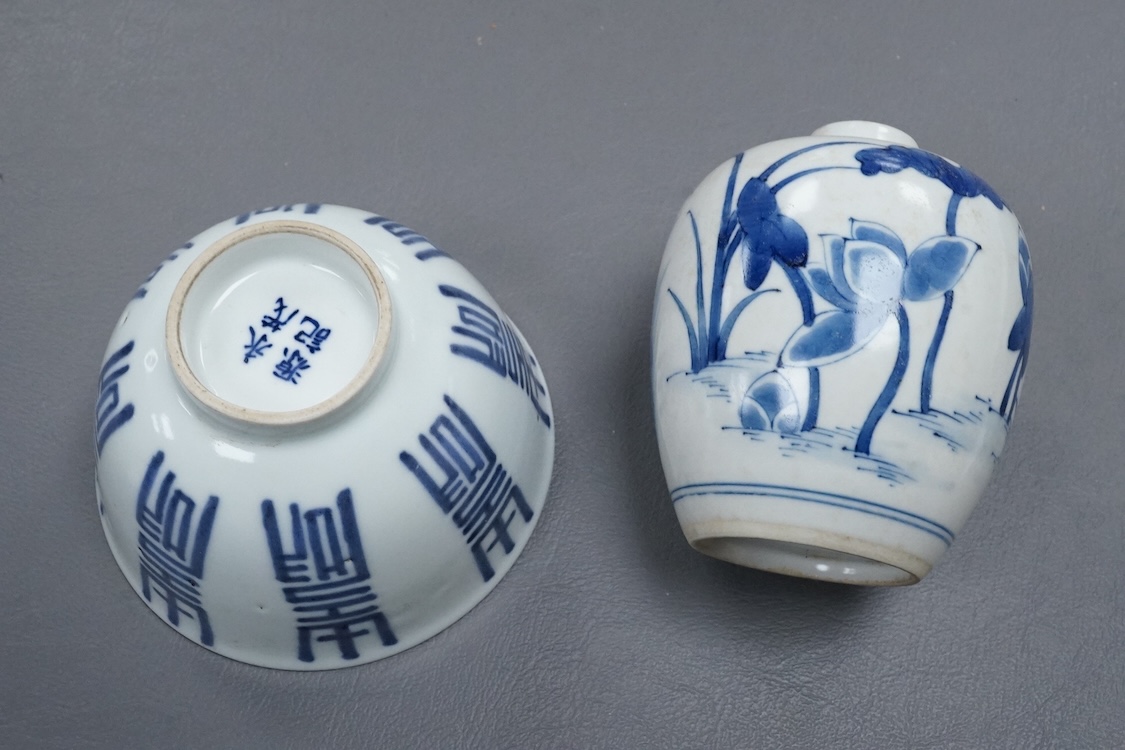 A Chinese blue and white bowl and similar jar, jar 9cm high